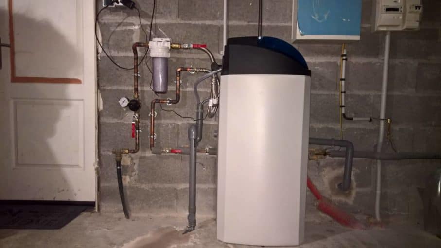 Adoucisseur d'eau installé sur l'arrivée d'eau d'une maison