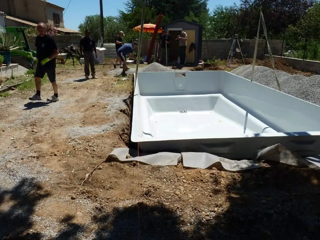 Installation d'une piscine à coque (c)Deplim