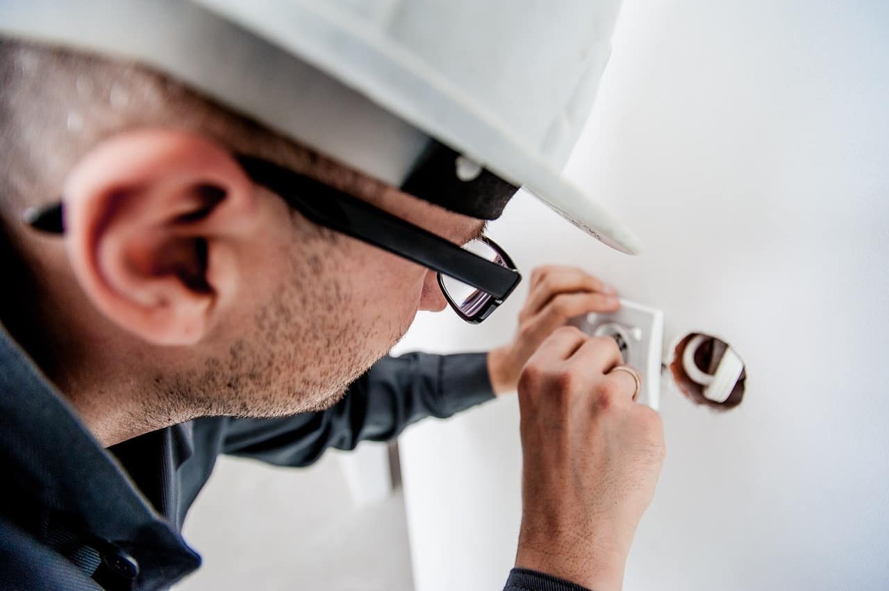 électricien réparant une prise